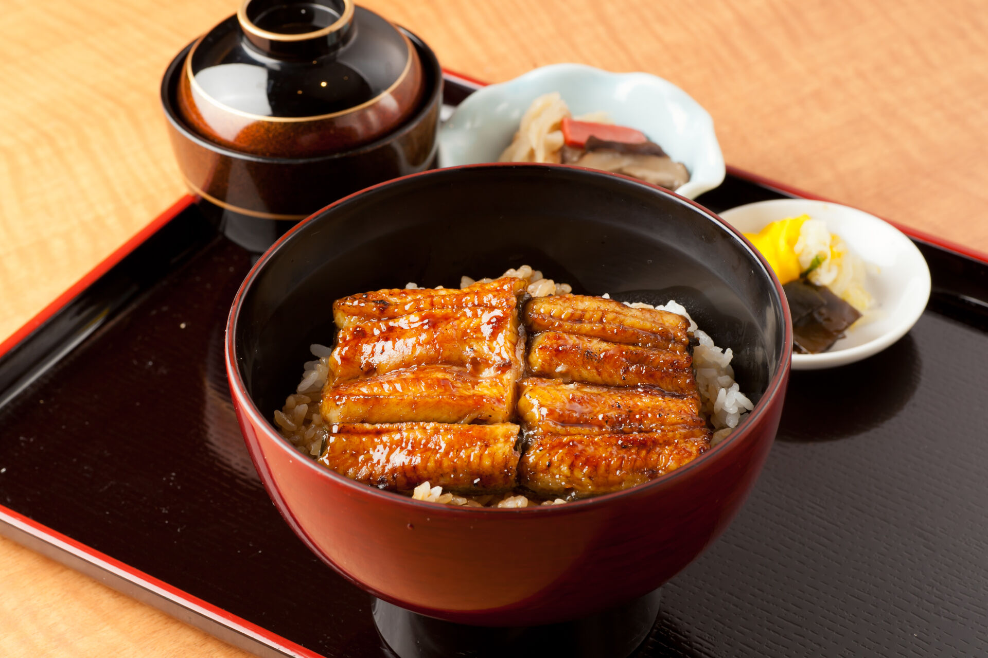 9月の京都はまだ暑い。観光の途中に、祇園でうなぎを食べるという選択